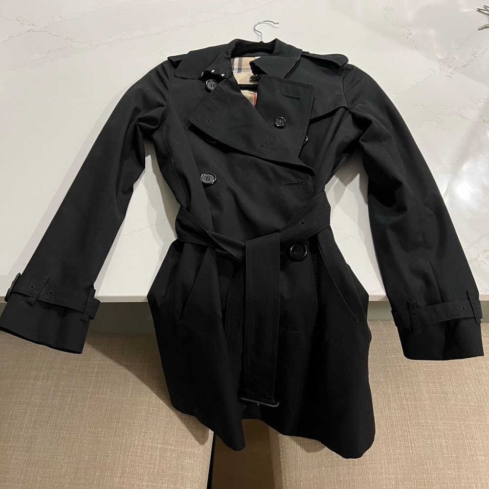 Burberry women’s trench coat BRAND NEW & NEVER WORN. Size small